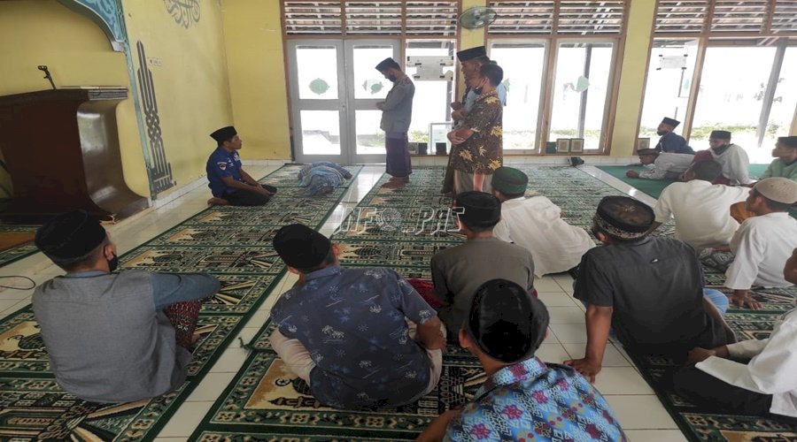 Petugas Pembinaan Ajari Anak LPKA Loteng Praktik Salat Jenazah 