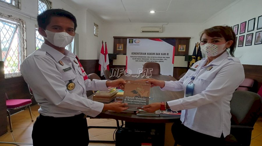 Pustadewikum Terima Bantuan Buku dari PK Ahli Utama Ditjenpas