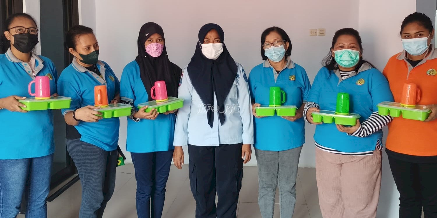 LPP Ambon Bagikan WBP Ompreng & Gelas Baru