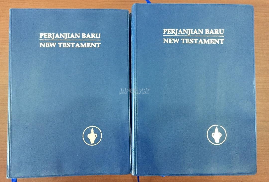 WBP Lapas Saparua Dapat Alkitab Dua Bahasa