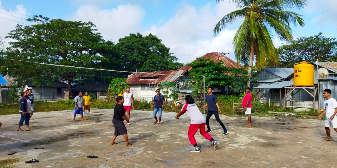 Gunakan Lapangan Polsek Kisar, Petugas dan WBP Lapas Wonreli Semangat Berolahraga