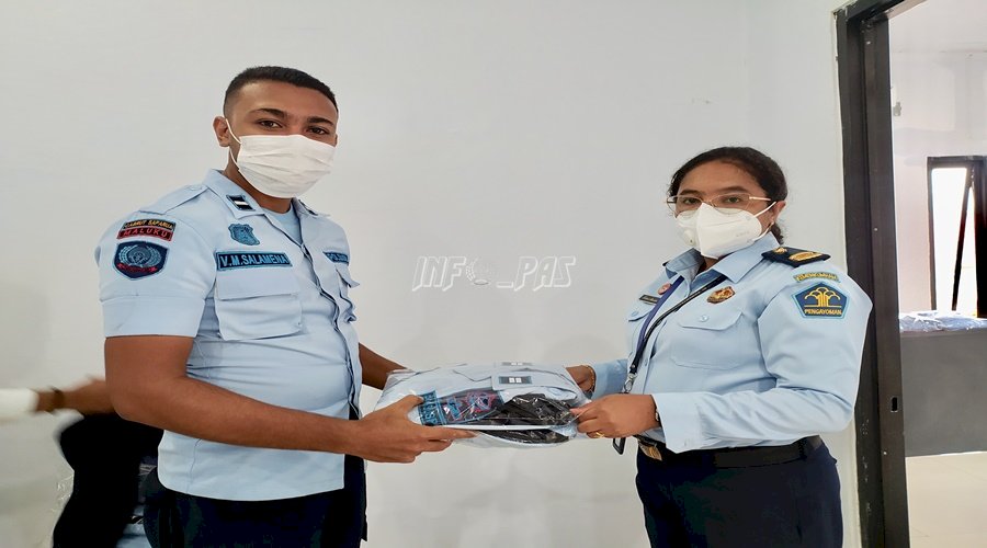 Pembagian Pakaian Dinas Maksimalkan Pelayanan di Lapas Saparua