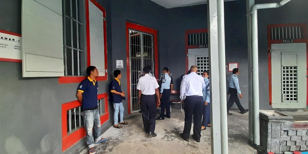 Sidak dan Tes Urine, Satops Patnal Maluku Pastikan Lapas Banda Naira Bebas Halinar