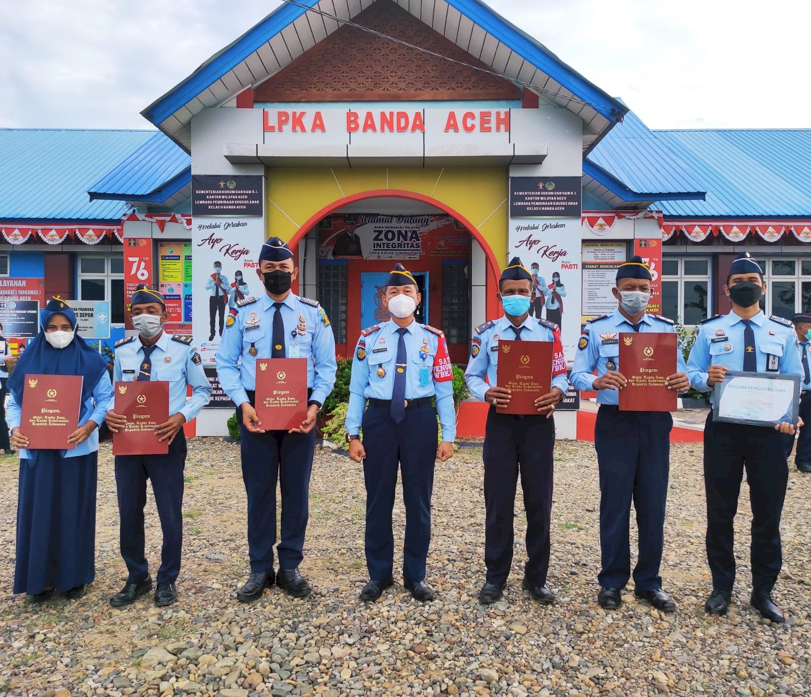 Kepala LPKA Serahkan Penghargaan Pegawai Teladan dan Satyalencana X dan XXX Tahun