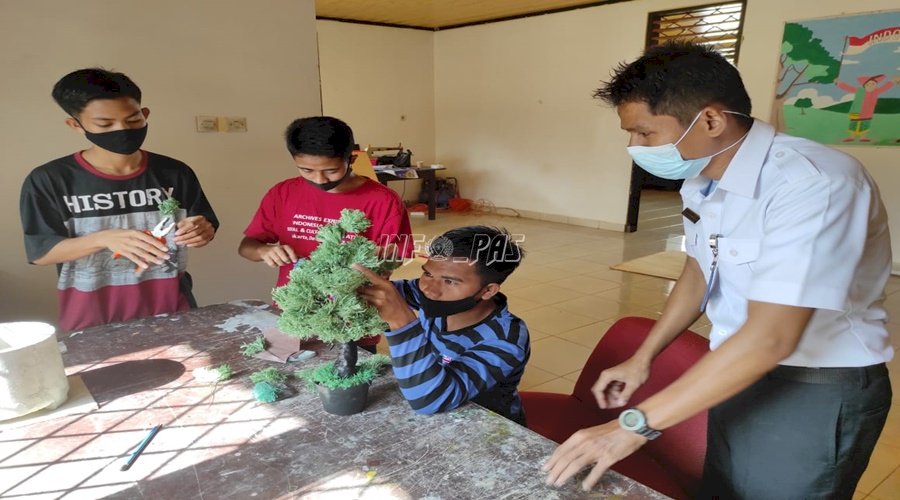 Anak LPKA Lombok Tengah Olah Sampah Plastik Jadi Kerajinan