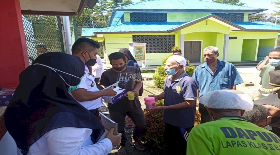 Halau Penyebaran COVID-19, Lapas Piru Bagikan WBP Masker