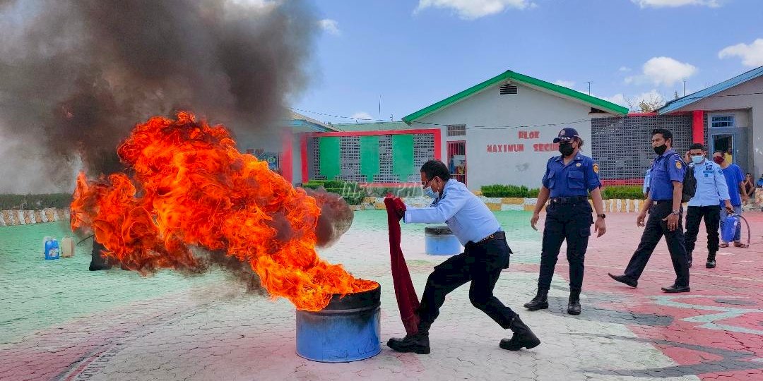 Gandeng Damkar Kota Kupang, Petugas Lapas Kupang Latihan Kendalikan Api