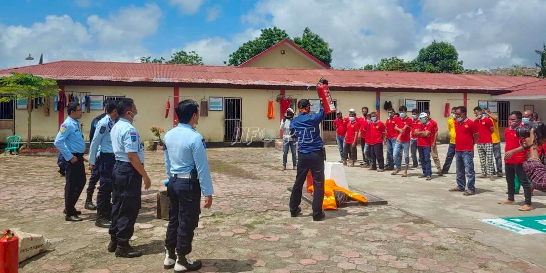 Petugas dan WBP Lapas Tual Dibekali Mitigasi Kebakaran oleh Dinas Damkar