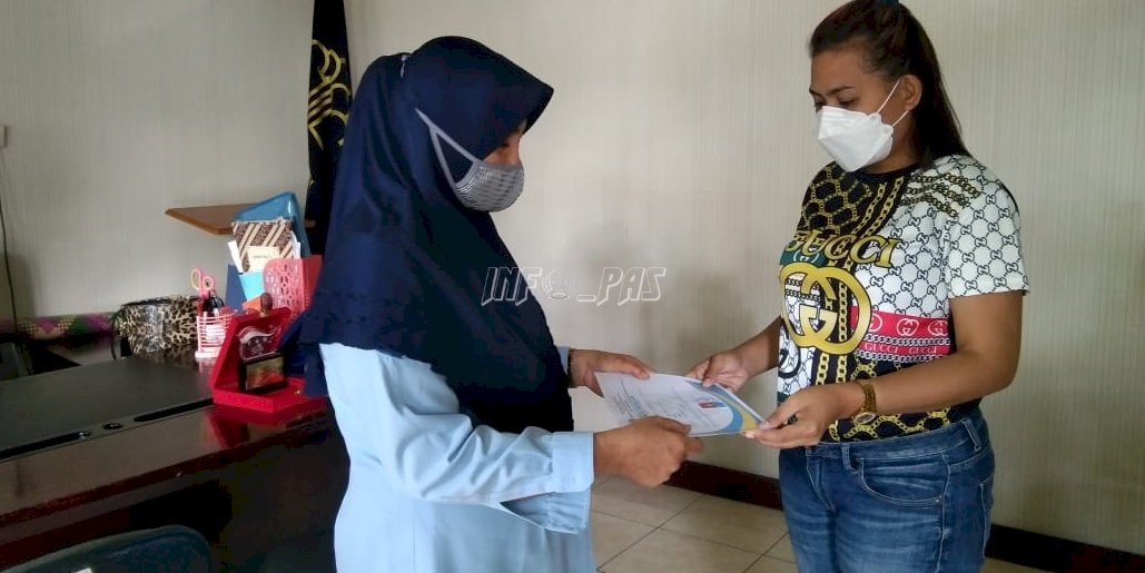 Bimbingan Berakhir, Kabapas Ambon Serahkan Sertifikat bagi Klien