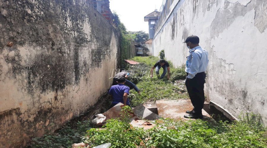 Cegah Banjir, Lapas Tuban Normalisasi Drainase Branggang