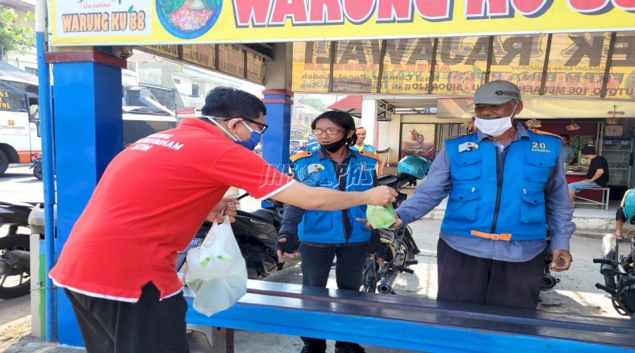 Gerakan Jumat Berkah, Bapas Surabaya Bagikan Sarapan bagi Masyarakat Sekitar