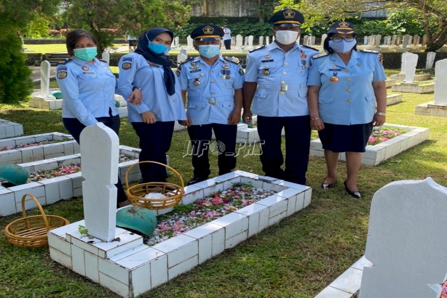 Serentak, Jajaran Kemenkumham Tabur Bunga di Taman Makam Pahlawan