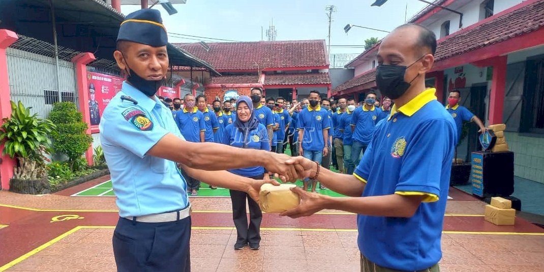 Tutup PORSENAP, Rutan Purbalingga Bagikan Hadiah Pemenang Lomba