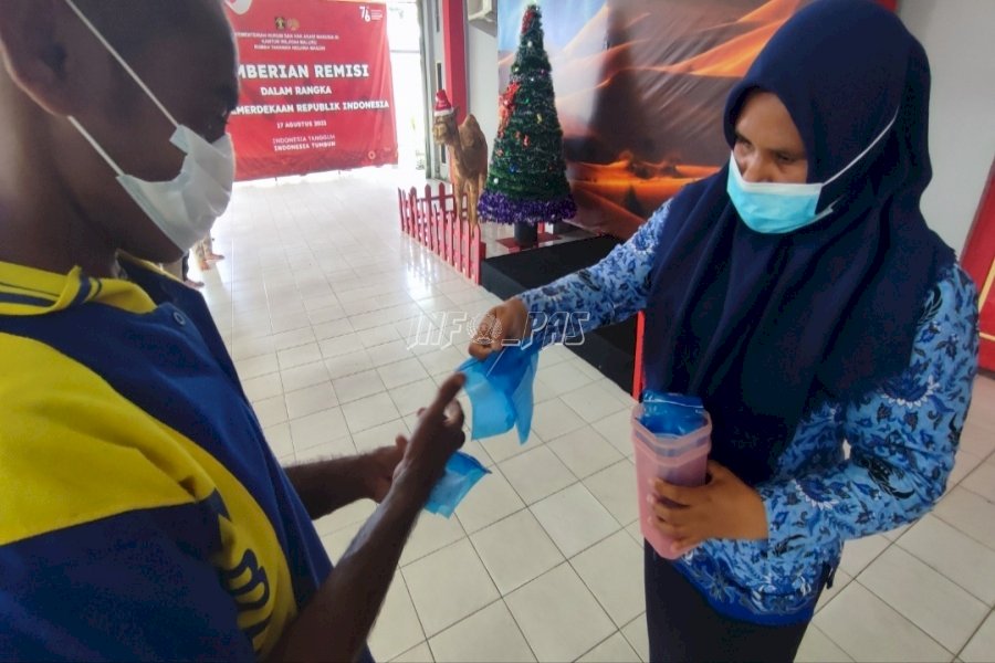 Rutan Masohi Kembali Bagikan Vitamin D3 kepada WBP