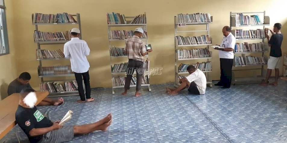 Manfaatkan Waktu Luang, WBP Rutan Ambon Asyik Membaca di Perpustakaan