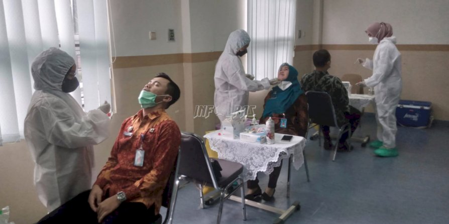 Cegah Penyebaran COVID-19, Petugas LPN Jakarta Lakukan Swab PCR
