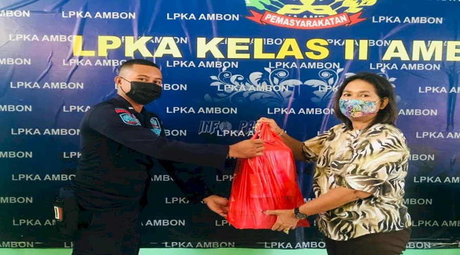 Jelang Natal, Petugas & Anak LPKA Ambon Dapat Bingkisan