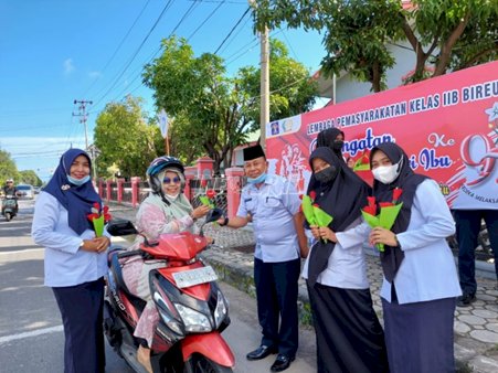 Peringati Hari Ibu, Lapas Bireun Bagikan Bunga ke Pengguna Jalan