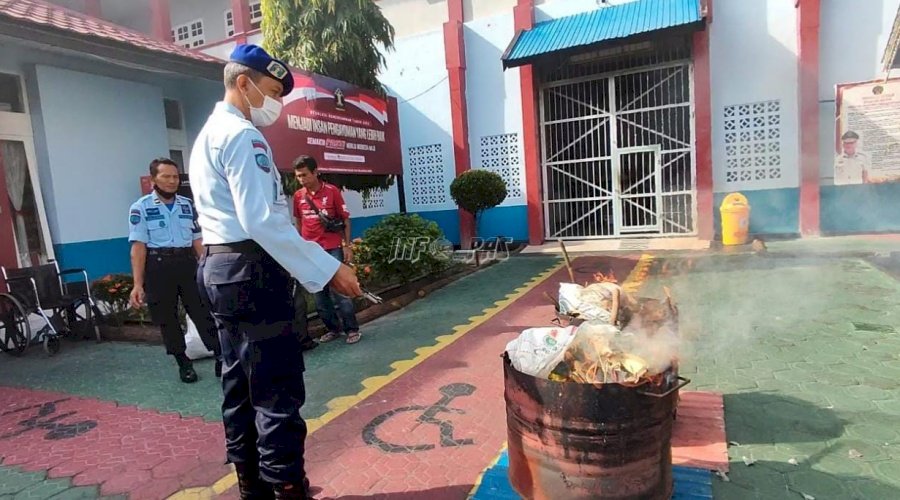 Lapas Palangka Raya Musnahkan Barang Bukti Hasil Razia 