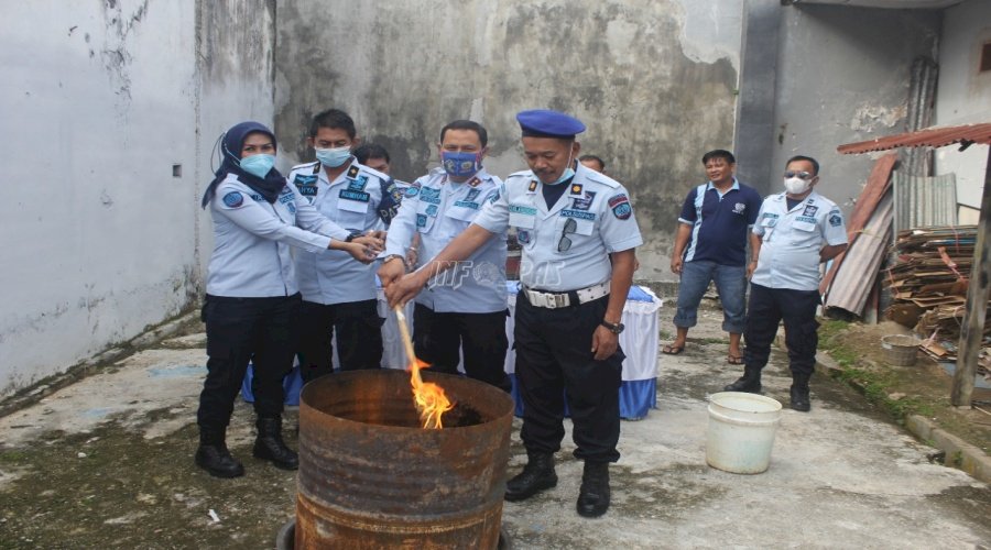 Rutan Kolaka Bakar Barang Terlarang Hasil Razia