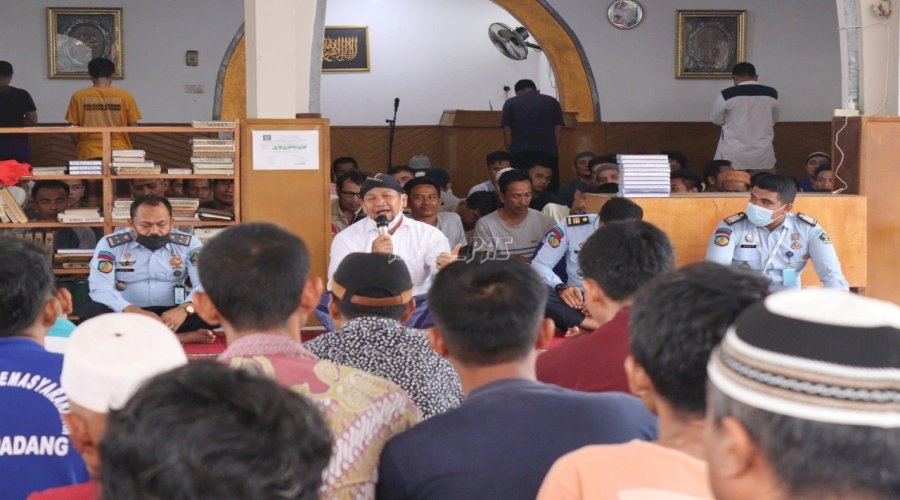 Kadivpas Sumbar Beri Arahan Hingga Bekali Pijat Energi Bagi WBP Lapas Padang