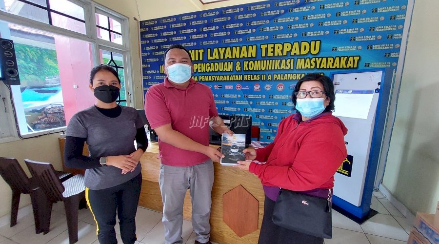 Lapas Palangka Raya Terima Buku Renungan Harian dari GKI Maranatha