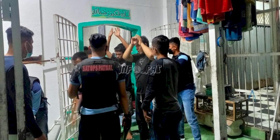 Gelar Razia Blok Hunian, Satopspatnal Lapas Padang Sita Sejumlah Barang