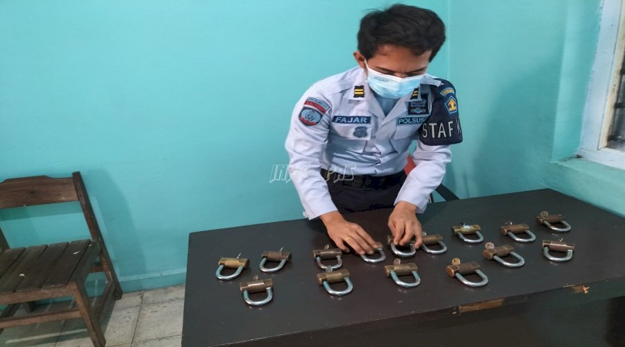 Tingkatkan Keamanan, Lapas Palangka Raya Rawat & Rolling Gembok Kamar Hunian WBP