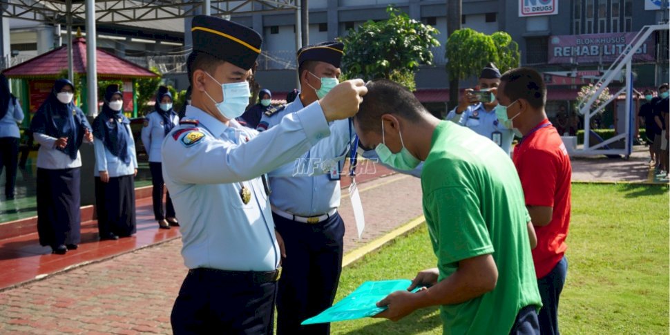 Penuh Semangat, Kalapas Narkotika Jakarta Sematkan Tanda Peserta Program Rehabilitasi