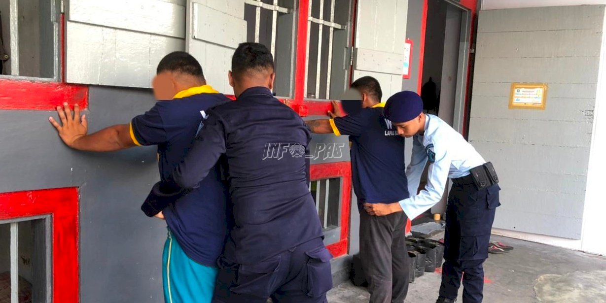 Tingkatkan Keamanan, Petugas Lapas Banda Naira Laksanakan Penggeledahan