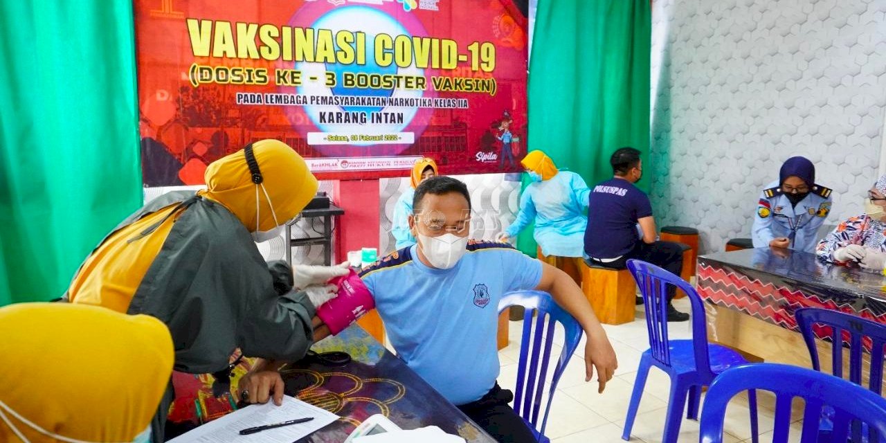 Petugas Lapas Narkotika Karang Intan Terima Vaksin Booster