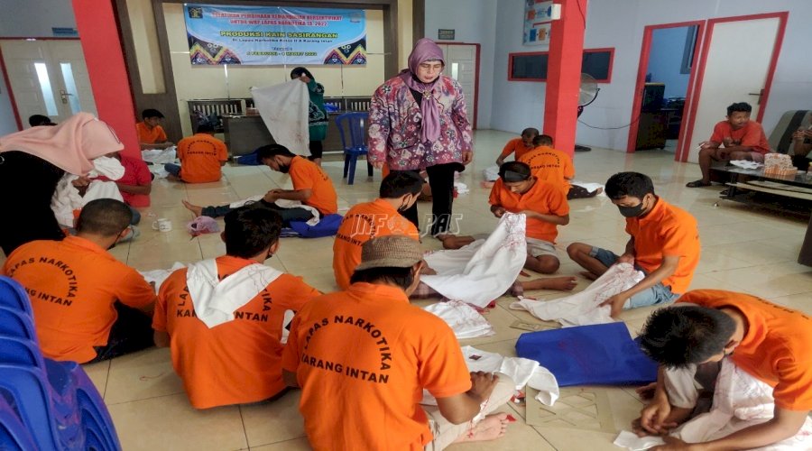 WBP LPN Karang Intan Dilatih Buat Kain Sasirangan