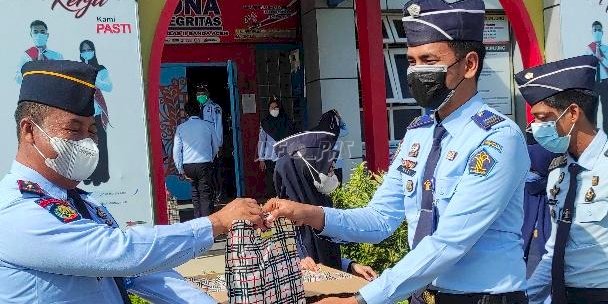 Bagikan Paket Penambah Imun Tubuh, Ini Pesan Kepala LPKA Banda Aceh
