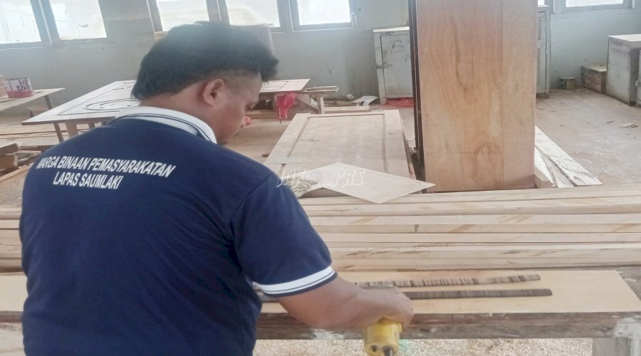 WBP Lapas Saumlaki Terampil Buat Ikat Pinggang Kayu dan Tanduk Kerbau