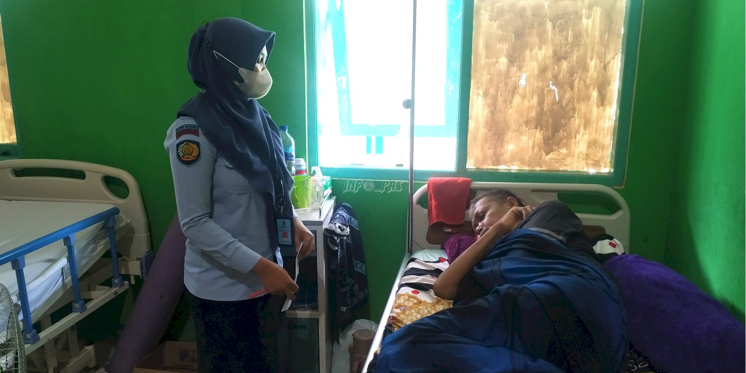 Petugas Rutan Masohi Kawal WBP Jalani Perawatan di RSUD Kota Masohi