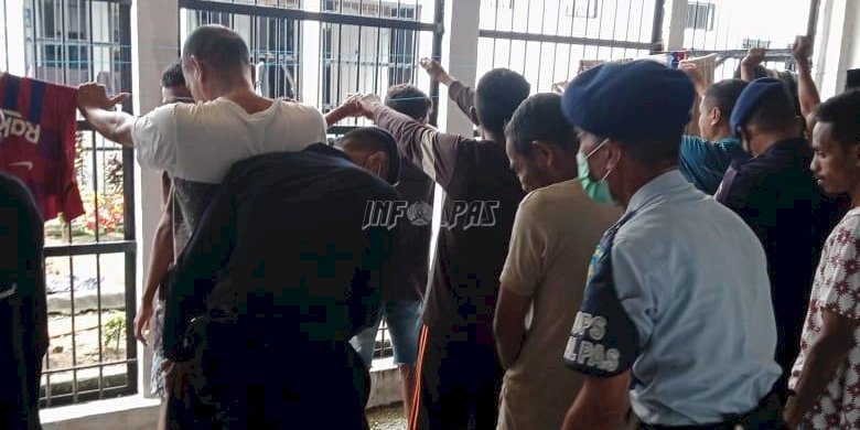 Jelang Ramadan, Satops Patnal Lapas Piru Grebek Blok Hunian WBP