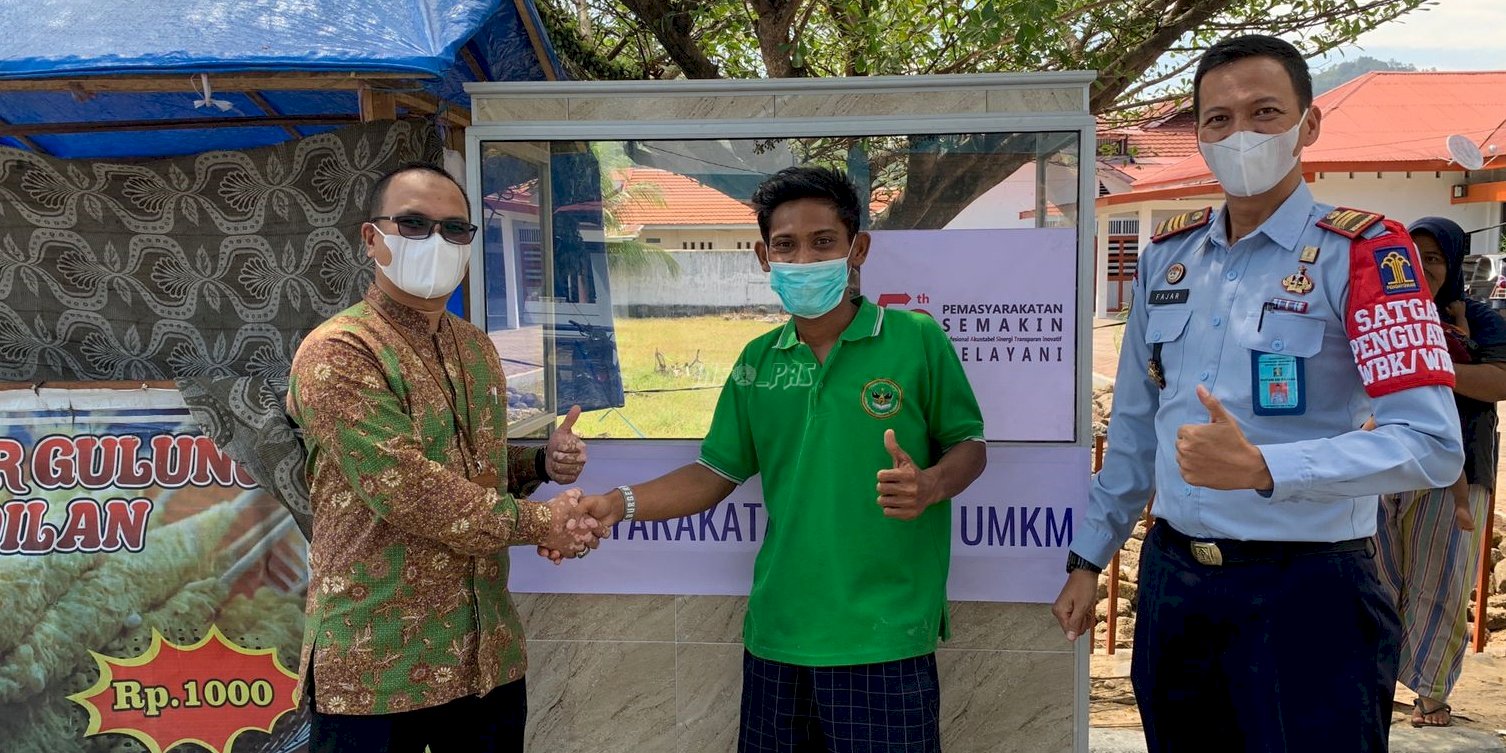 Pemasyarakatan Peduli UMKM, Rutan Painan Gandeng BSI Serahkan Bantuan Gerobak ke PKL