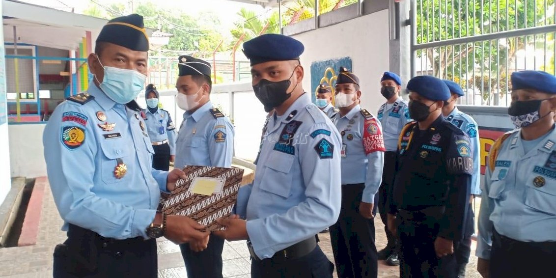 Empat Pegawai Teladan Lapas Ambon Terima Penghargaan