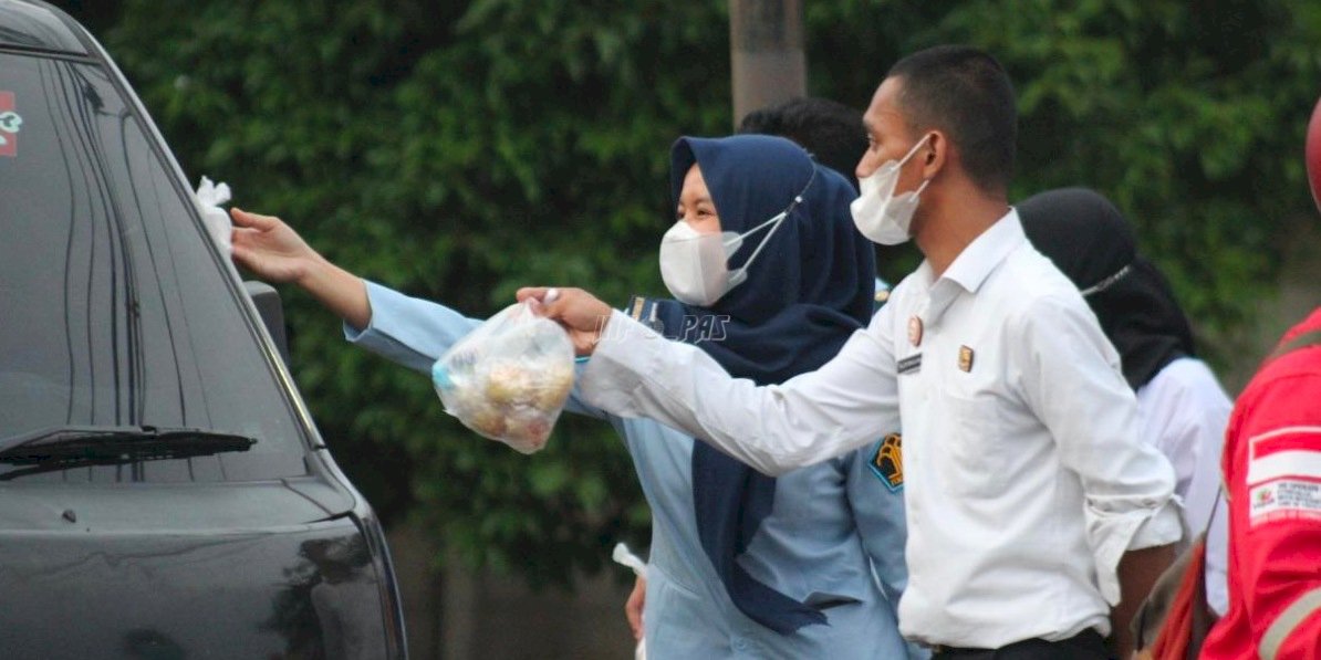 Pemasyarakatan Banten Bagi-Bagi Takjil Gratis, Masyarakat Sambut Antusias