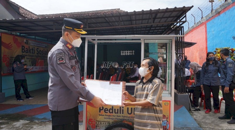 Peduli UMKM, Pemasyarakatan Salurkan Bantuan Gerobak