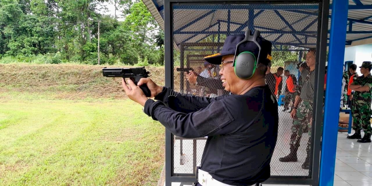 Divpas Sultra Gandeng Lanud Kendari Latih Petugas Pemasyarakatan Menembak