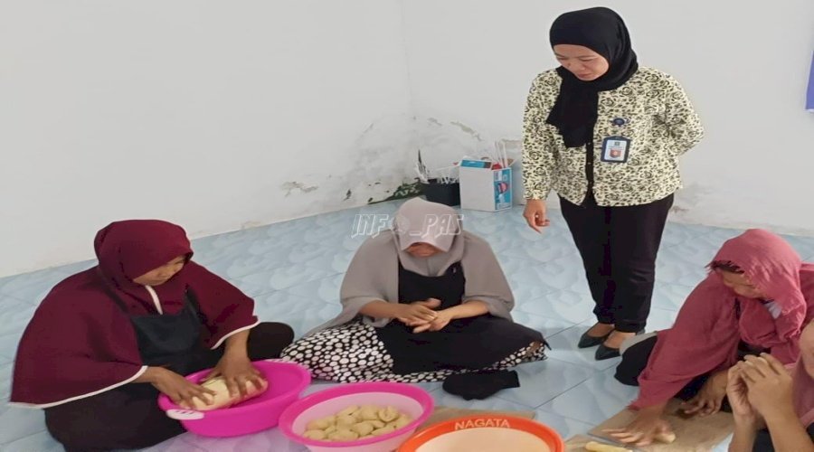 Latih Skill, WBP Perempuan Lapas Namlea Belajar Pembuatan Roti