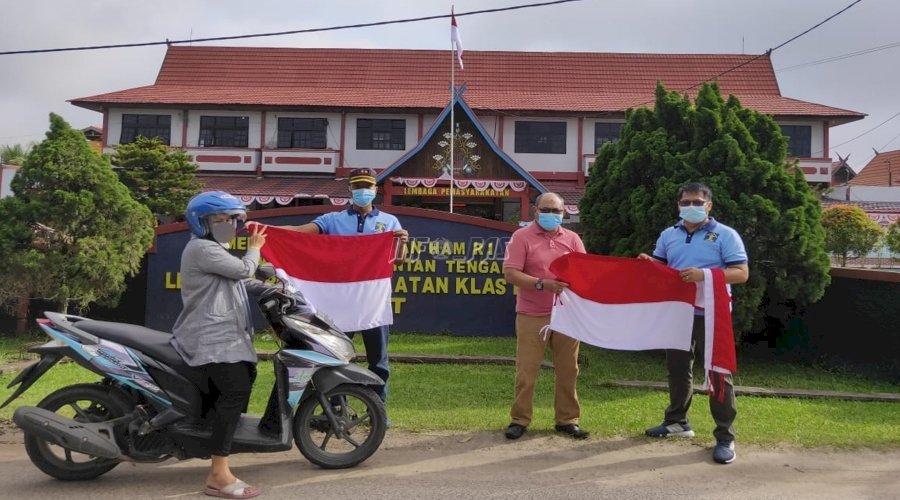 Dukung Program Pemkab Kotim, Lapas Sampit Turut Bagikan Bendera kepada Masyarakat