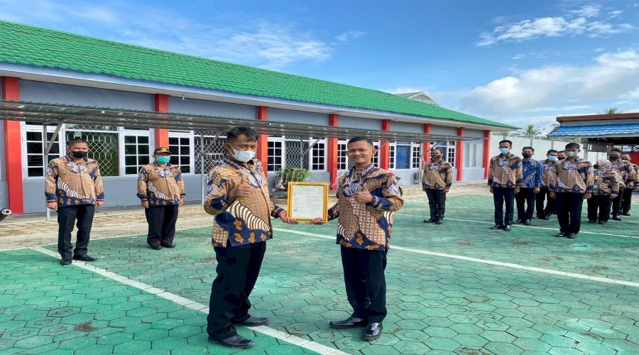 Petugas Rutan Kuala Kapuas Serahkan Sertifikat Hak Cipta Lagu Ciptaannya