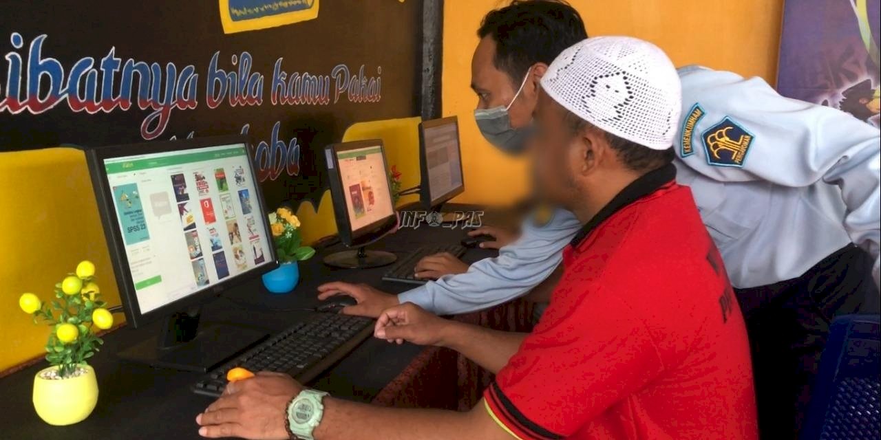 Narapidana Lapas Narkotika Samarinda Tambah Wawasan di Pojok Digital