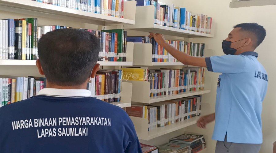 Petugas Lapas Saumlaki Kenalkan WBP Beberapa Literasi Baru di Perpustakan 