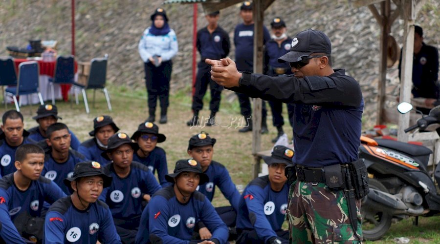 Petugas Lapas Cilegon Asah Kemampuan Menembak