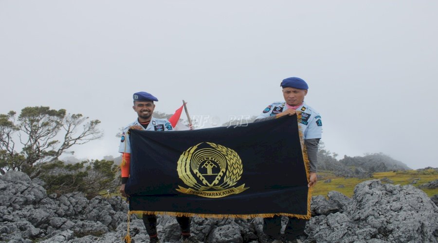 2 Petugas Rutan Ambon Kibarkan Bendera Pemasyarakatan di Gunung Tertinggi Prov. Maluku
