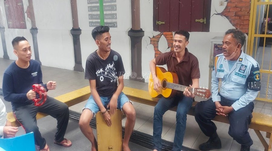 Manfaatkan Waktu Luang, Karupam III Ajak WBP Rutan Salatiga Bermain Musik