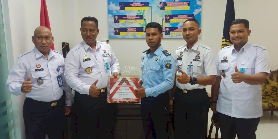 Berprestasi, Pegawai Lapas Terima Penghargaan Kadivpas Maluku